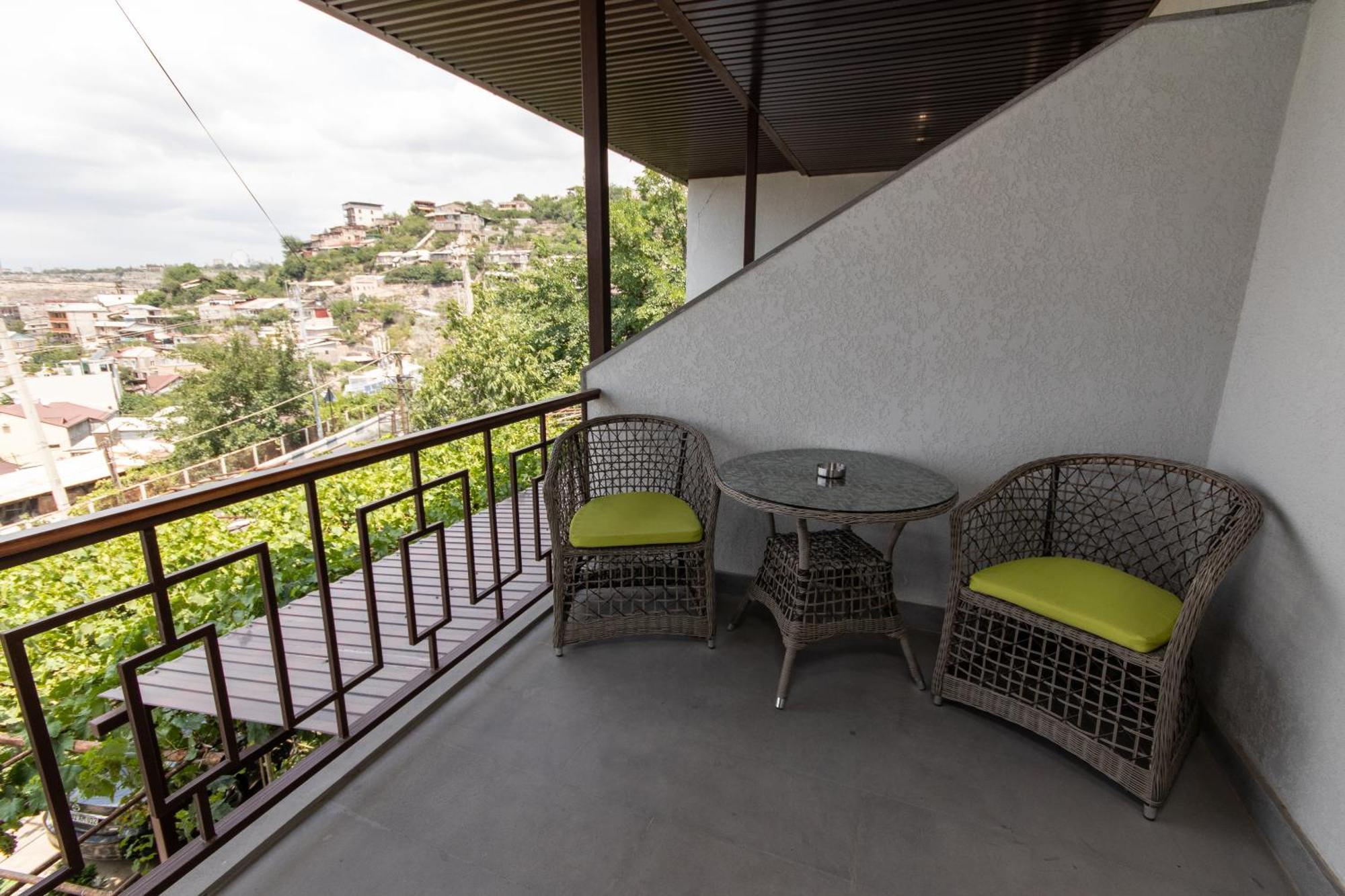 Hillside Guest House เยเรวาน ภายนอก รูปภาพ