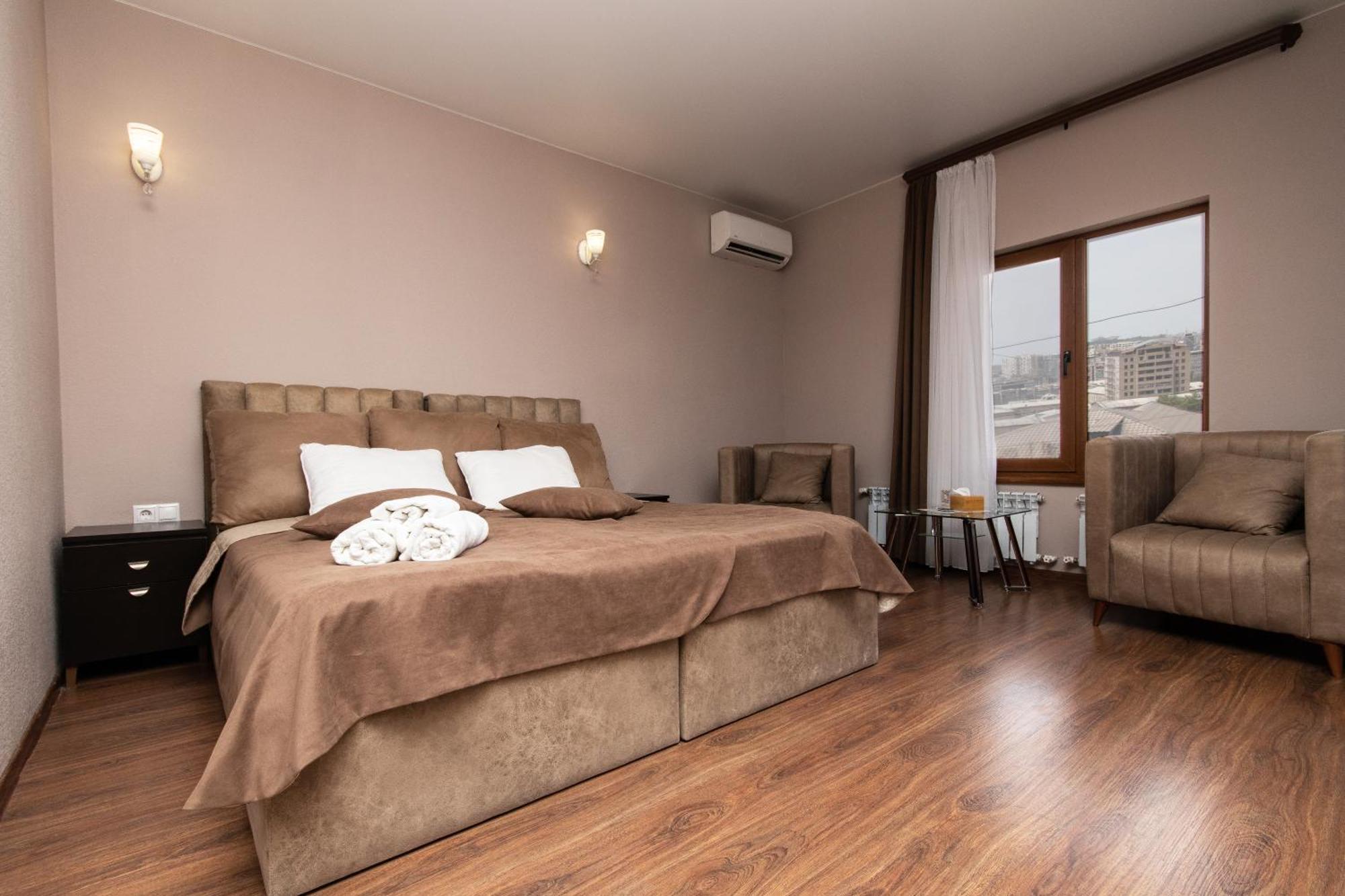 Hillside Guest House เยเรวาน ภายนอก รูปภาพ