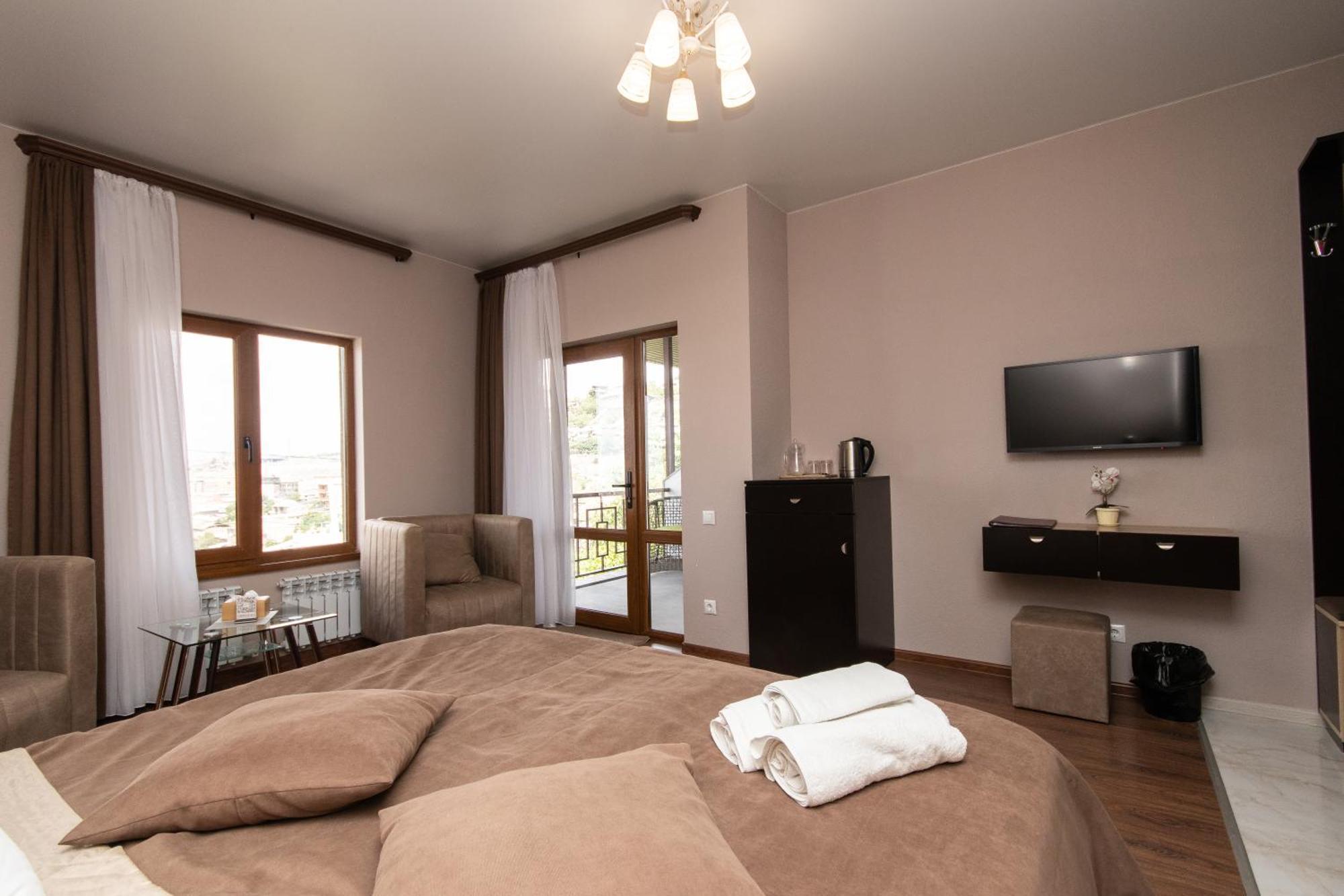 Hillside Guest House เยเรวาน ภายนอก รูปภาพ