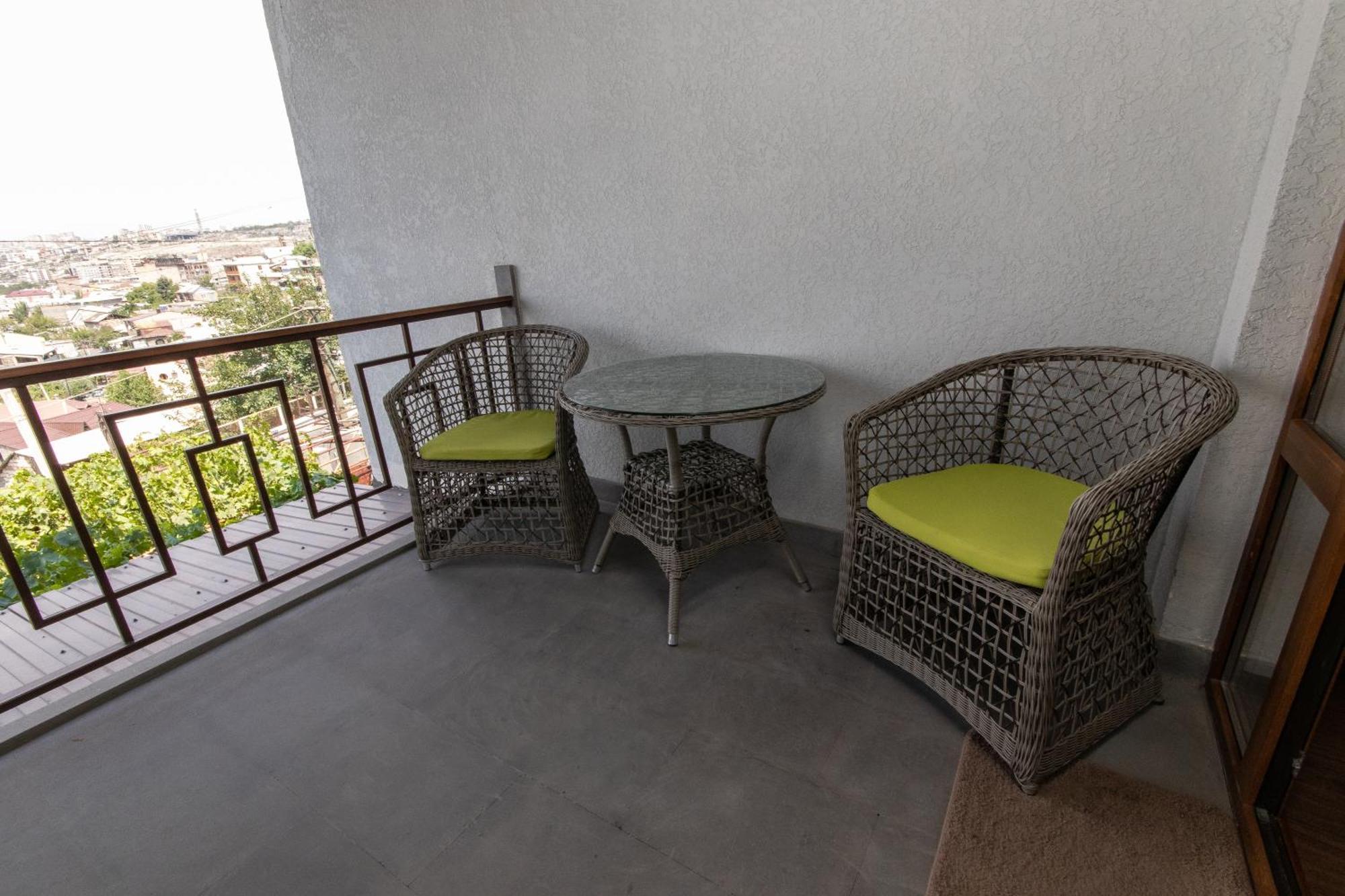 Hillside Guest House เยเรวาน ภายนอก รูปภาพ
